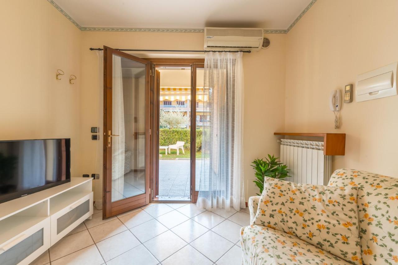 Gardappartamenti Tito Speri Pool And Garden Σιρμιόνε Εξωτερικό φωτογραφία
